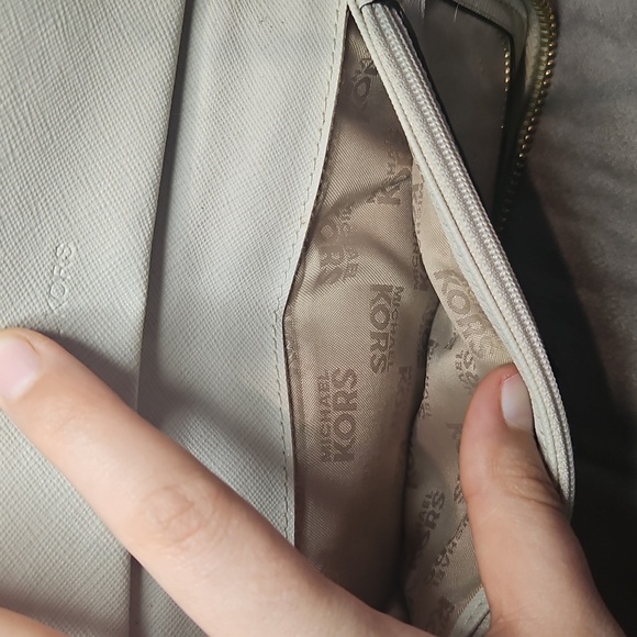 Michael Kors Cream Wallet - Picture 12 of 13